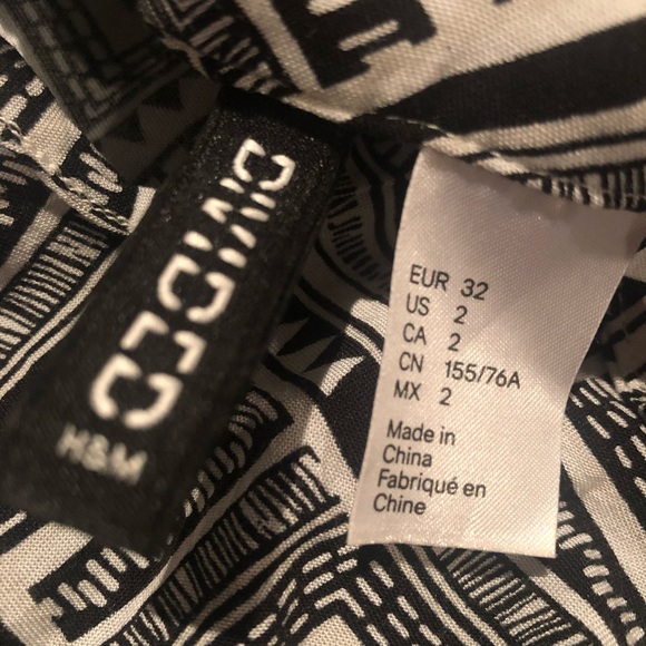 Divided geometric cute black and white blouse - Picture 4 of 6